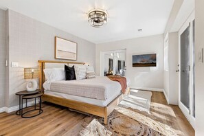 8 habitaciones, escritorio y tabla de planchar con plancha