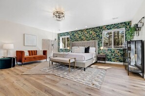 8 slaapkamers, een bureau, een strijkplank/strijkijzer, reisbedje