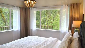 3 bedrooms, iron/ironing board, travel crib, free WiFi