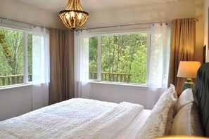 3 bedrooms, iron/ironing board, travel crib, free WiFi - Iconic Union Skyhouse with Hood Canal views (Union)