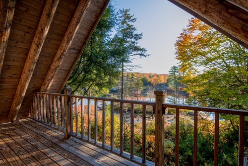 Beautiful Log Cabin on Highland Lake
