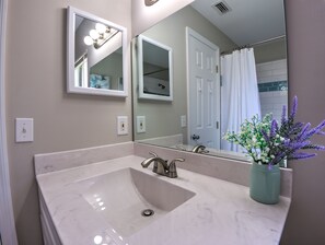 シャワー付き浴槽、ヘアドラ  イヤー、タオル、石鹸