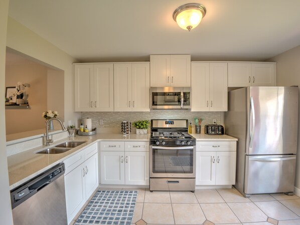 冷蔵庫、電子レンジ、オーブン、コンロ