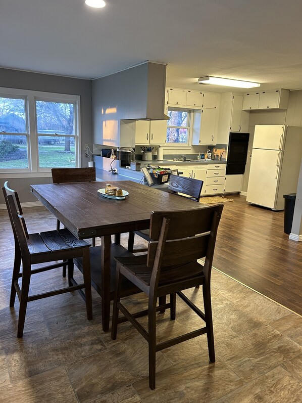 Dining - Cozy house close to TSU campus! (Stephenville)