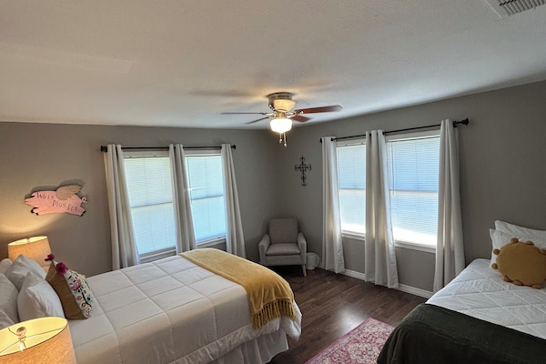 2 dormitoris, planxa i posts de planxar i un bressol de viatge