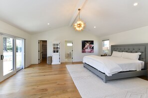 5 bedrooms, WiFi, bed sheets