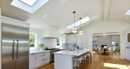 Contemporary, 4 bed home with guest house and pool