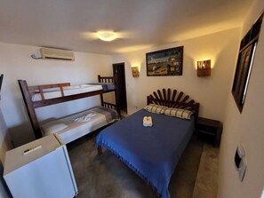 Quarto quádruplo, 1 quarto, vista para a piscina | 1 quarto, ferros/tábuas de passar roupa, Wi-Fi de cortesia