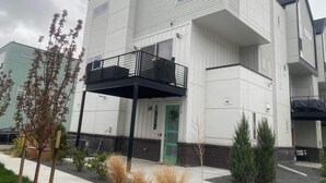 Un edificio residencial de varios pisos con un balcón en el segundo nivel.