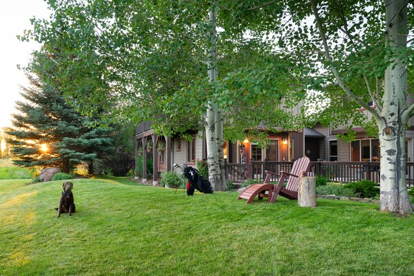 Property grounds - Upscale 2BR Suite in Bozeman Big Sky Country, Pet & Kid Friendly, 5 Mins to Town (Bozeman)