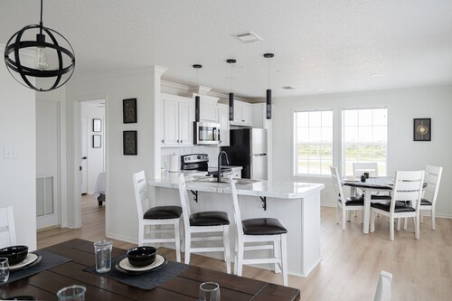 Luxury Home, King Suite, Pet Friendly, Games, Tiki Bar!