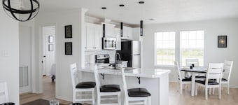 Luxury Home, King Suite, Pet Friendly, Games, Tiki Bar!