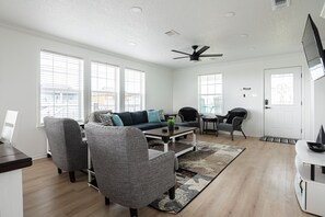 Smart TV, books - Luxury Home, King Suite, Pet Friendly, Games, Tiki Bar! (Bolivar Peninsula)