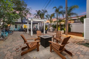 Outdoor dining - Unit 2 - B Ave Bungalows · Beachside 1/1, 5-10 Min Walk to Coronado Beach! (Coronado)