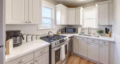 Coronado Unit 4 - B Ave Bungalows · Loft-style 1/1, 5-10 Min Walk to Coronado Beach!