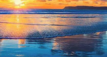 Coronado Unit 3 - B Ave Bungalows · King-sized 1/1, 5-10 Min Walk to Coronado Beach!