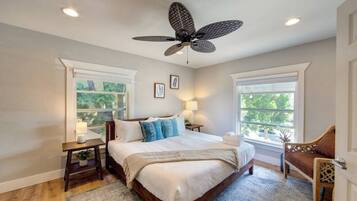 1 slaapkamer, een bureau, een strijkplank/strijkijzer, reisbedje