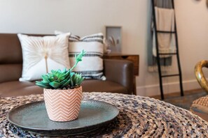 Interior - Unit B - B Ave Bungalows · Large Beach Studio, 5 Min Walk to Coronado Beach! (Coronado)