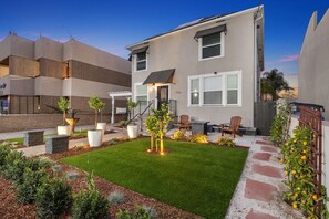 Exterior - Unit A - B Ave Bungalows · Cozy Beach Studio, 5 Min Walk to Coronado Beach! (Coronado)