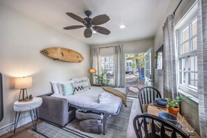 1 bedroom, iron/ironing board, travel cot, WiFi - Unit A - B Ave Bungalows · Cozy Beach Studio, 5 Min Walk to Coronado Beach! (Coronado)