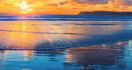 Unit C - B Ave Bungalows · Surf Shack Studio, 5 Min Walk to Coronado Beach!
