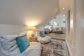 1 bedroom, iron/ironing board, travel cot, free WiFi - Unit C - B Ave Bungalows · Surf Shack Studio, 5 Min Walk to Coronado Beach! (Coronado)