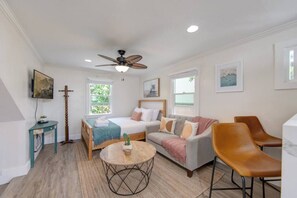 1 habitación, tabla de planchar con plancha y cuna de viaje