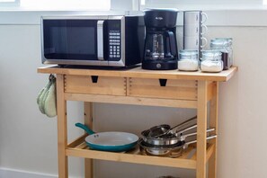 Interior - Unit C - B Ave Bungalows · Surf Shack Studio, 5 Min Walk to Coronado Beach! (Coronado)