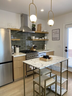 Refrigerador, microondas, horno y parrilla de estufa 