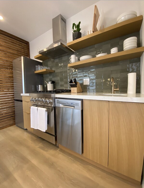 Refrigerador, microondas, horno y parrilla de estufa 