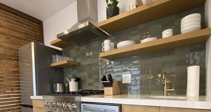 Charming Guesthouse in Los Angeles with patio