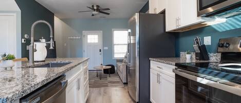 Een koelkast, een magnetron, een oven, een kookplaat