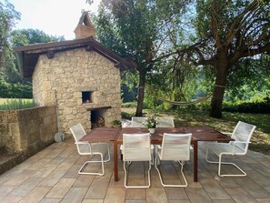 Outdoor dining - Stunning, spacious Private Villa with pool surrounded by countryside (Civitella d'Agliano)
