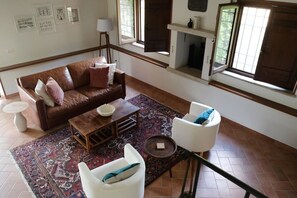 Smart-TV, DVD-Player, Tischtennisplatte, Bücher