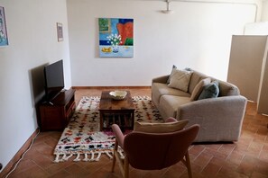 Smart-TV, DVD-Player, Tischtennisplatte, Bücher