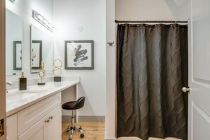 Secador de cabelo, toalhas de banho, sabonete, shampoo