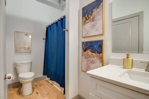 Sèche-cheveux, serviettes fournies, savon, shampoing