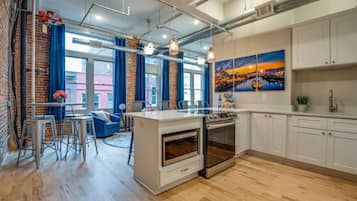 Réfrigérateur, micro-ondes, four, plaque de cuisson