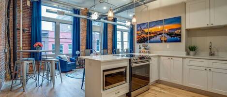 冷蔵庫、電子レンジ、オーブン、コンロ