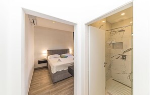 6 bedrooms, travel cot, free WiFi, bed sheets - Beautiful home in Solin (Solin)