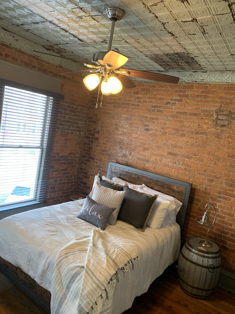 NEW “Bourbon on the Square” Downtown Rustic Loft Elizabethtown Vrbo