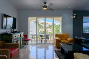 Living area - 2 Minute walk to the Pristine White Beach in Playa del Carmen (Playa Del Carmen)