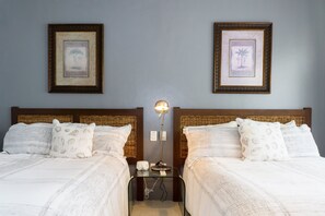 2 bedrooms, iron/ironing board, WiFi, bed sheets - 2 Minute walk to the Pristine White Beach in Playa del Carmen (Playa Del Carmen)