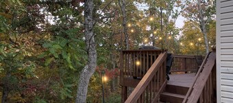 Hickory House - Mountain home with Hiking, Wineries, Hot tub & more!