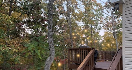 Hickory House - Mountain home with Hiking, Wineries, Hot tub & more!