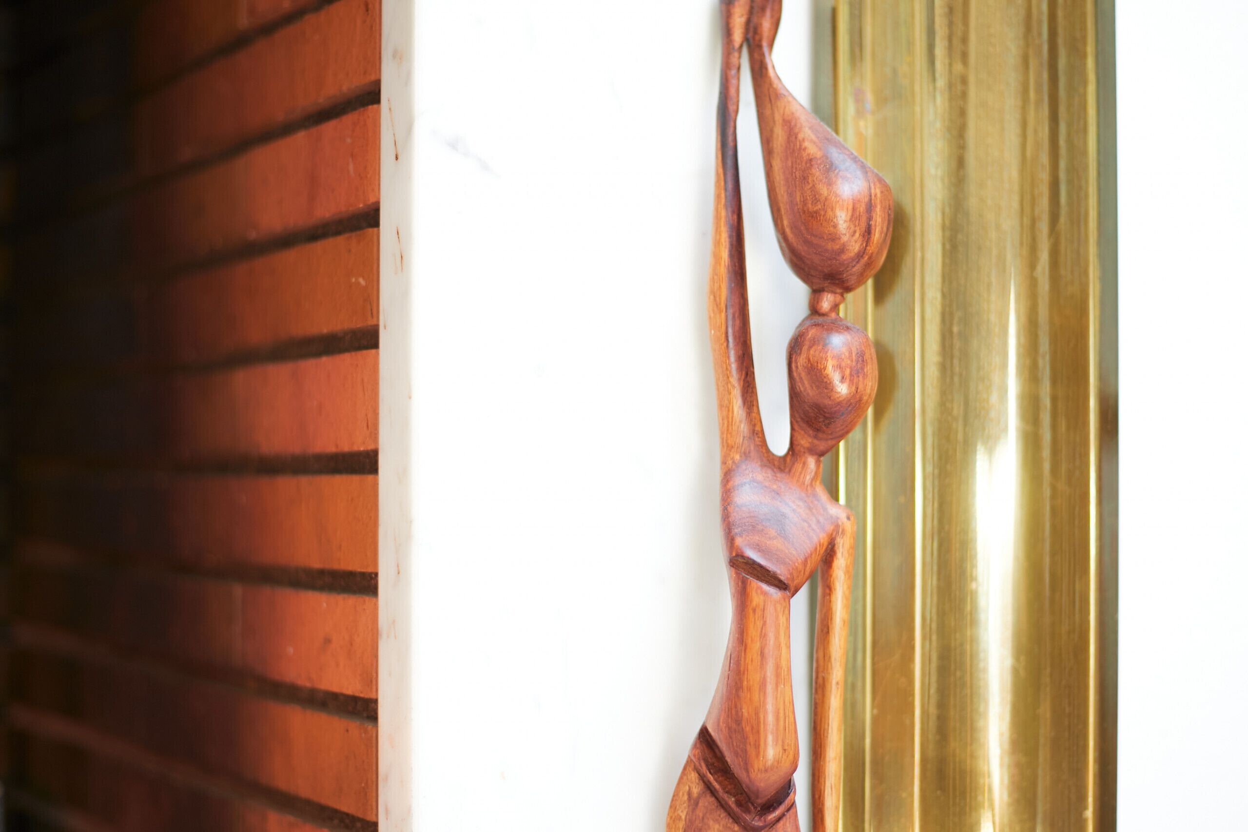 Un pomo de madera con una aldaba de bronce.