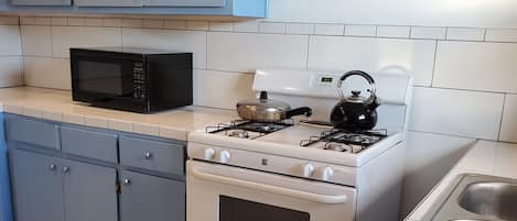 Réfrigérateur, four à micro-ondes, un four, surface de cuisson