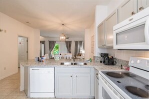 Private kitchen - Beautiful Villa 10 minutes from Disneyworld! (Kissimmee)