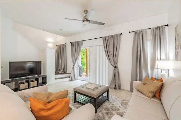 Living area - Beautiful Villa 10 minutes from Disneyworld! (Kissimmee)