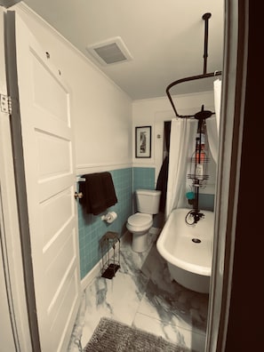 Combinazione doccia/vasca, asciugacapelli, asciugamani, sapone
